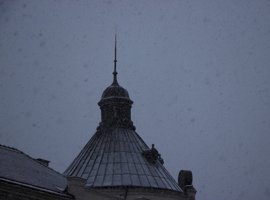 U Srbiji danas oblačno i hladno, mestimično kiša i sneg, temperatura do 16 stepeni