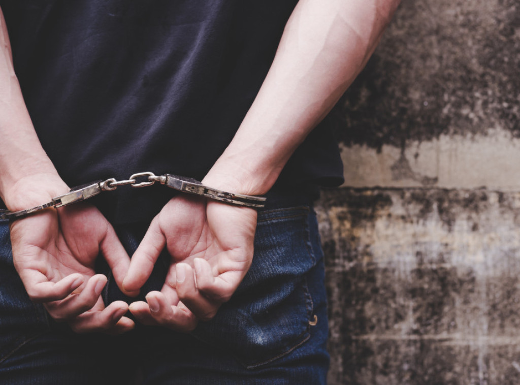 U garaži u Novom Sadu policija zaplenila narkotike, pet pištolja, mine, bombu i municiju