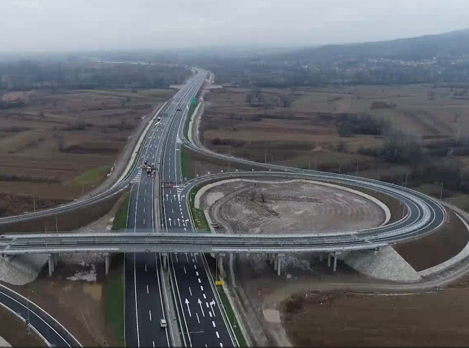 Putevi prohodni, na pojedinim deonicama sneg do pet centimetara