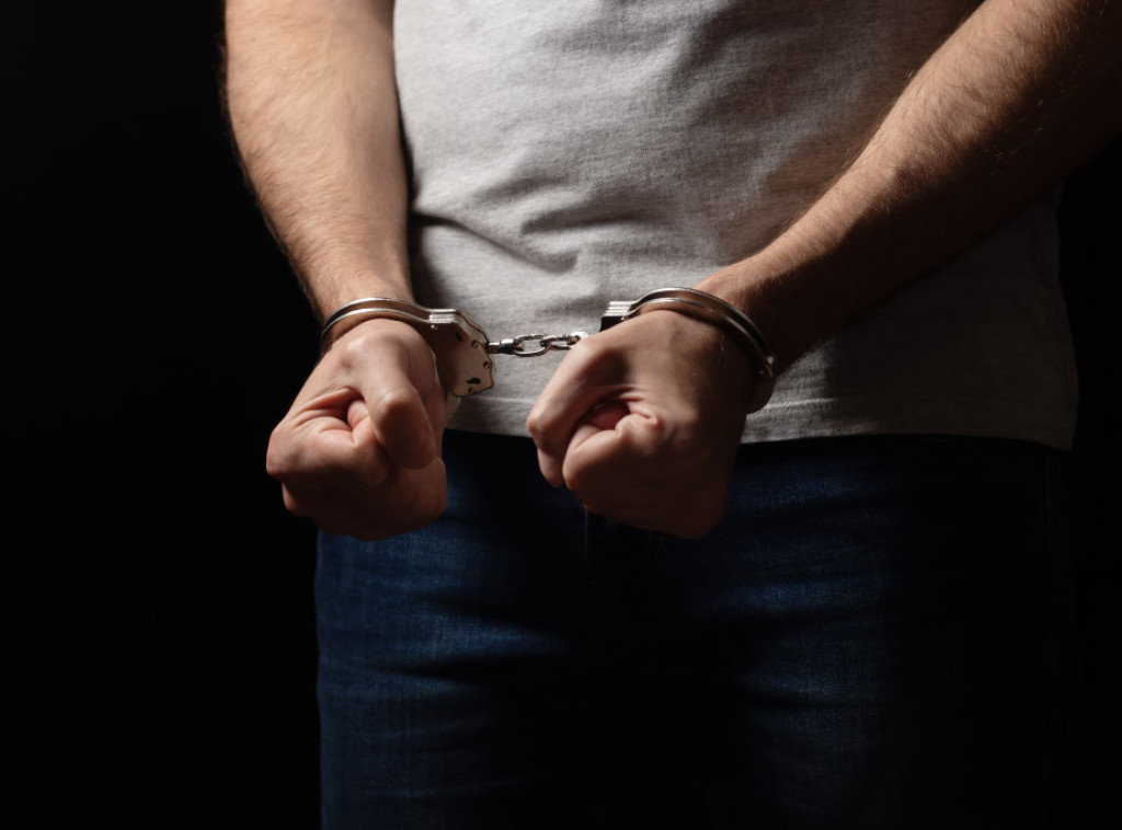 Državljanin SAD uhapšen u Kotoru, izazvao saobraćajnu nezgoduu pa udario policajca