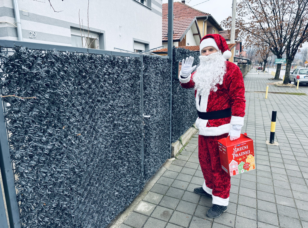Članovi Gorske službe spasavanja podelili novogodišnje paketiće deci na Dečijem odeljenju u Vranju