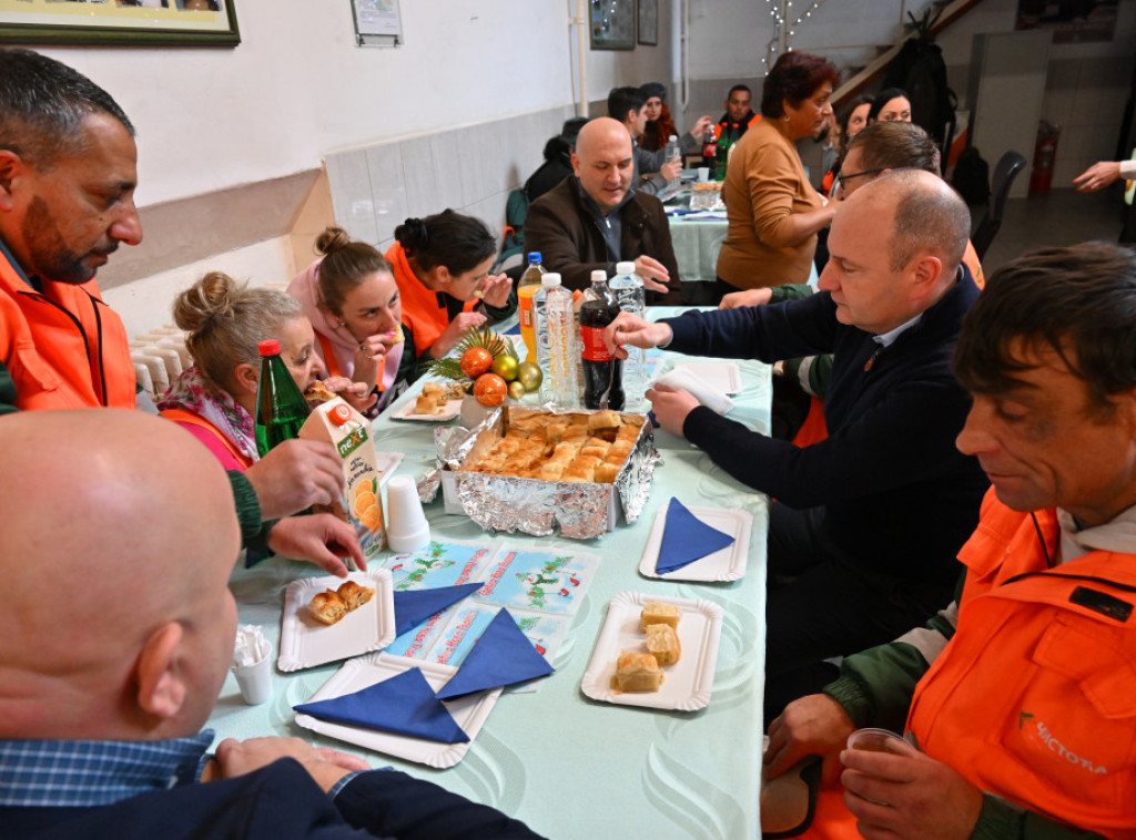 Novi Sad: Đurić na Badnje jutro doručkovao sa radnicima JKP „Čistoća“