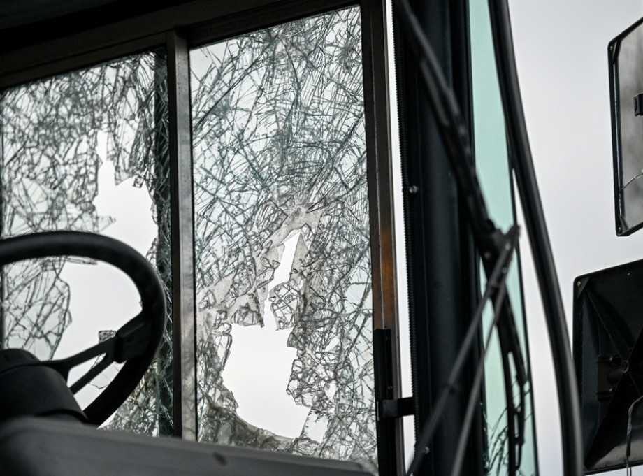 U sudaru autobusa i automobila u centru Beograda četiri osobe povređene