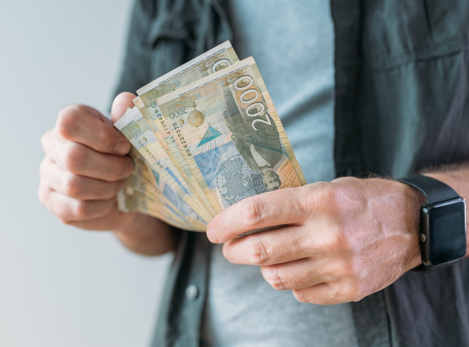 U novembru najveće plate naftašima, u proseku 298.902 dinara