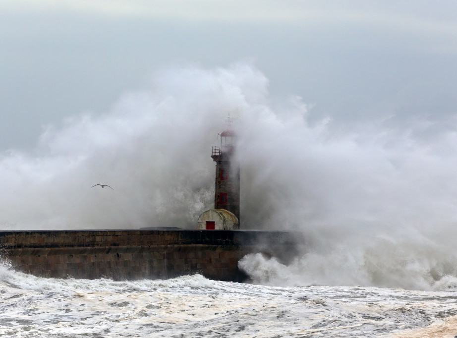 Olujni talas u Kalabriji, na Siciliji i Sardiniji, proglašen crveni meteo alarm