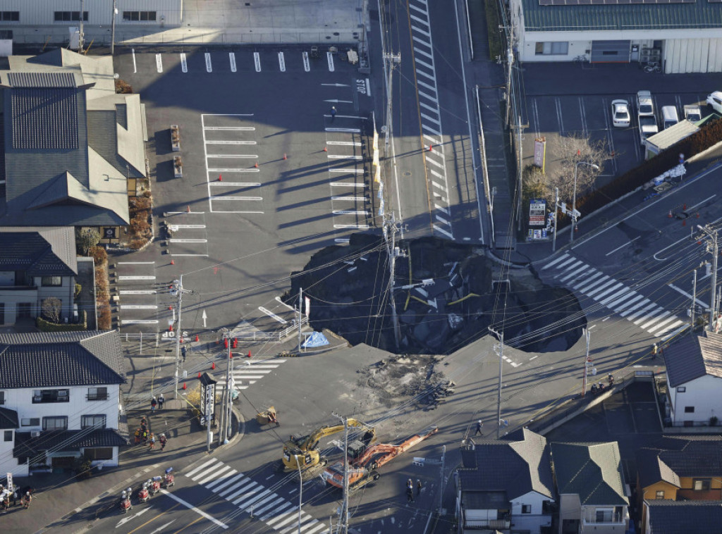 Kabina kamiona pronađena u kanalizacionom cevovodu kod vrtače u Saitami