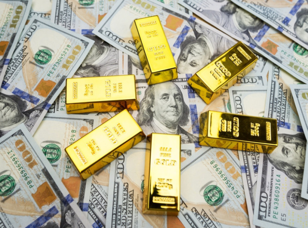 Zlato pada sa rekordnog maksimuma, ali ostaje iznad 3.200 dolara po unci