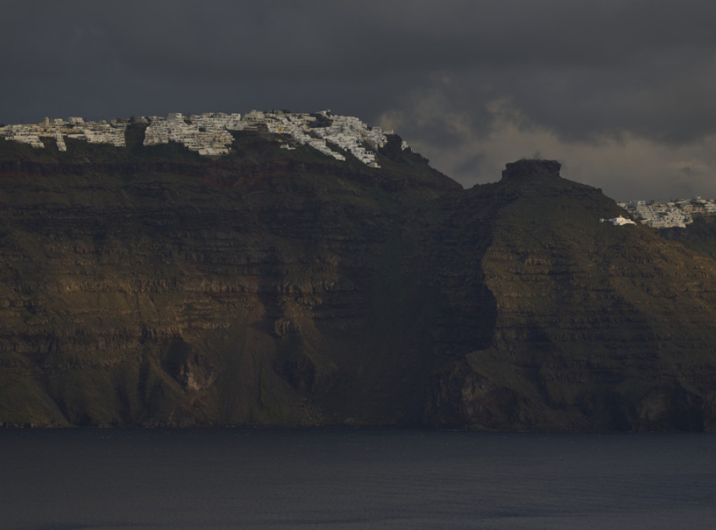 Dva zemljotresa jutros pogodila Santorini, škole na ostrvima zatvorene