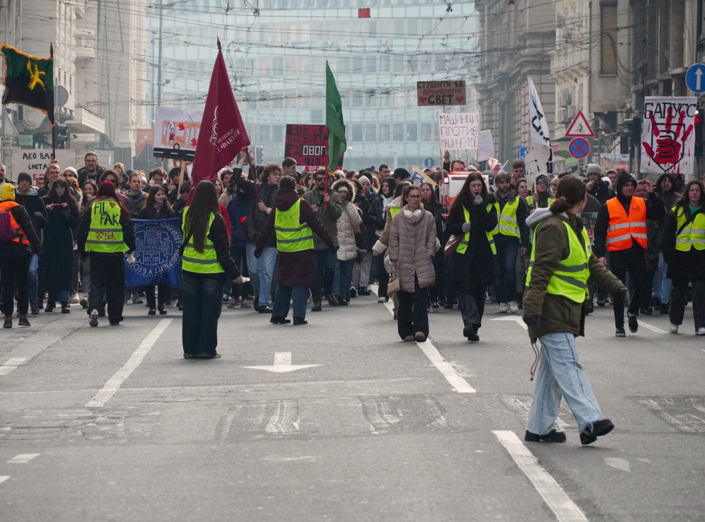 Protest grupe prosvetnih radnika ispred Ministarstva prosvete, odbili razgovor