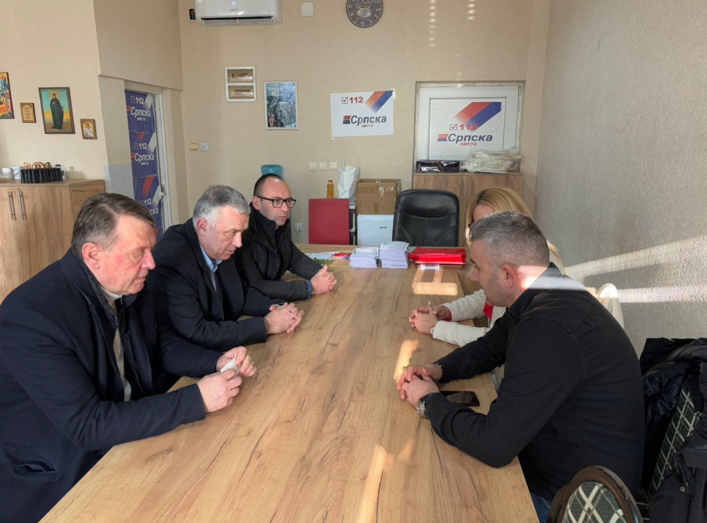 Elek obišao porodicu Janković na čijoj kući su ispisivani grafiti "UČK"