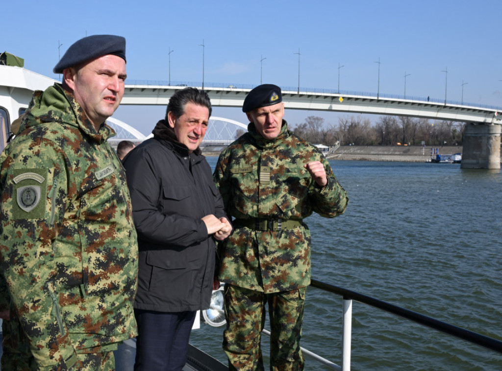 Gašić obišao rečnu flotilu u novosadskoj kasarni "Aleksandar Berić"