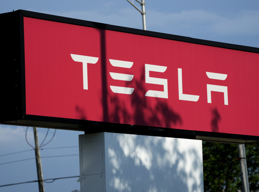 Tesla povlači 376.241 vozilo u SAD zbog problema sa neispravnim servo upaljačem