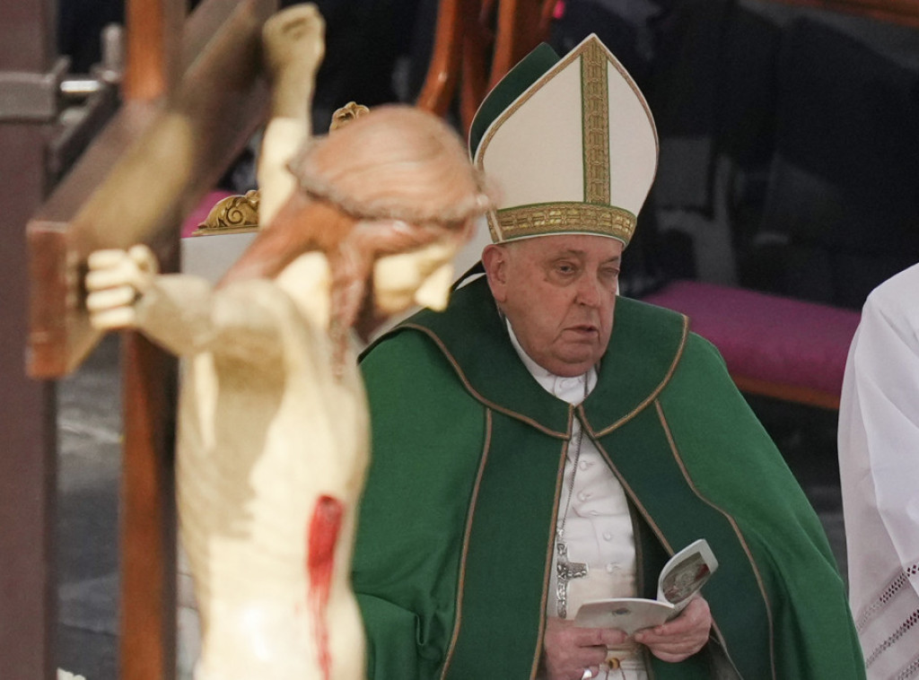 Papa Franja prekinuo čitanje nedeljne propovedi zbog otežanog disanja i brohnhitisa