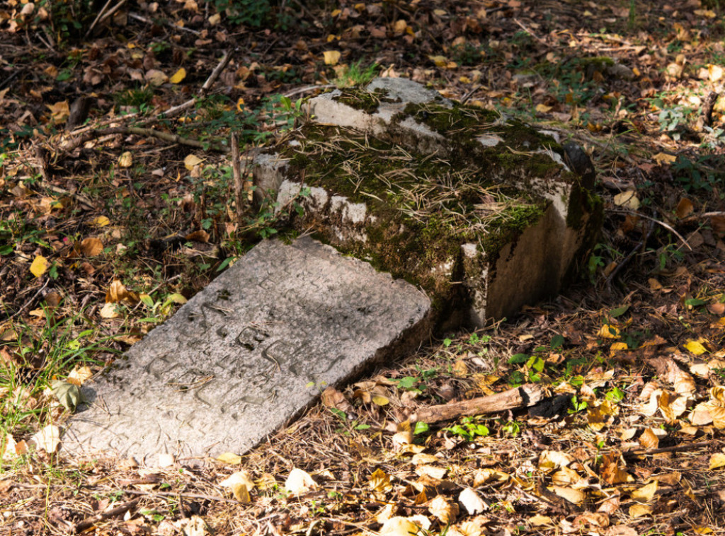 Oskrnavljena pravoslavna groblja kod Zenice i Kaknja