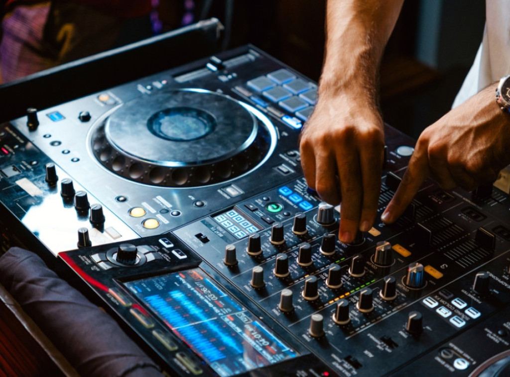 Di-džejevi i šetači pasa među zanimanjima na listi za radne vize u Velikoj Britaniji