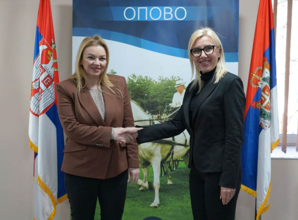 Komesarka Nataša Stanisavljević u Opovu uručila pakete hrane za 25 porodica izbeglica