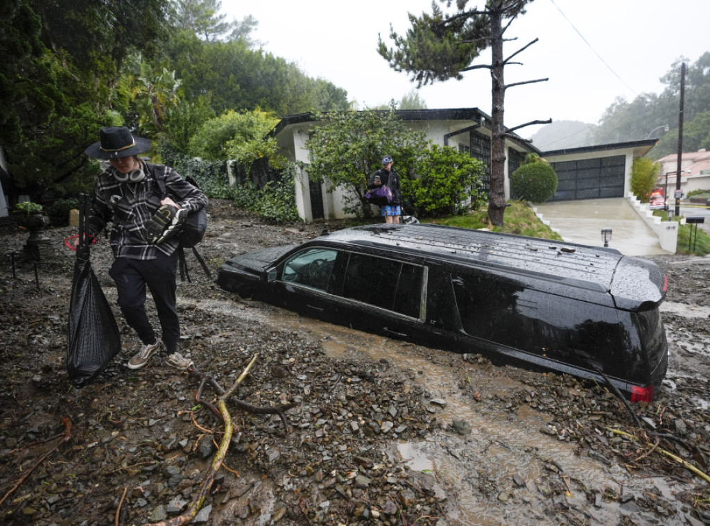 Jaka kiša izazvala klizišta u južnoj Kaliforniji, saobraćajna nesreća na severozapadu