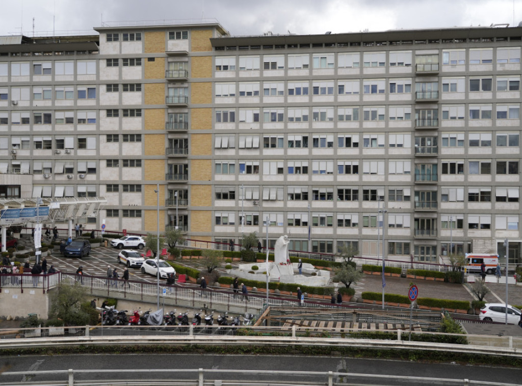 Papa Franja hospitalizovan zbog bronhitisa