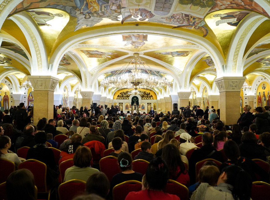 Liturgiji na Veliku subotu u Hramu Svetog Save prisustvovao veliki broj vernika