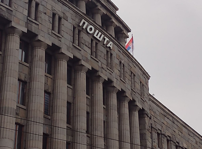 Na poštanske pošiljke od 7. do 20. aprila plaća se doplatna poštanska marka "Krov 2025"