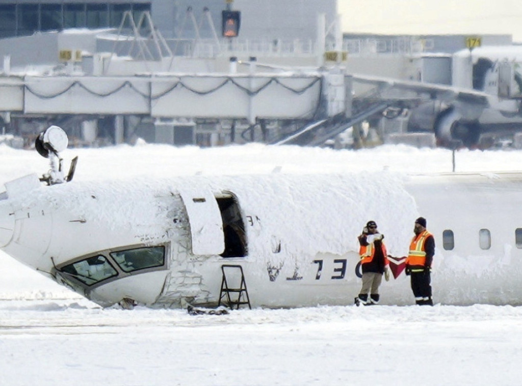 CNN: Zahvaljujući dizajnu aviona svih 80 ljudi preživelo pad Delta erlajnsa u Torontu