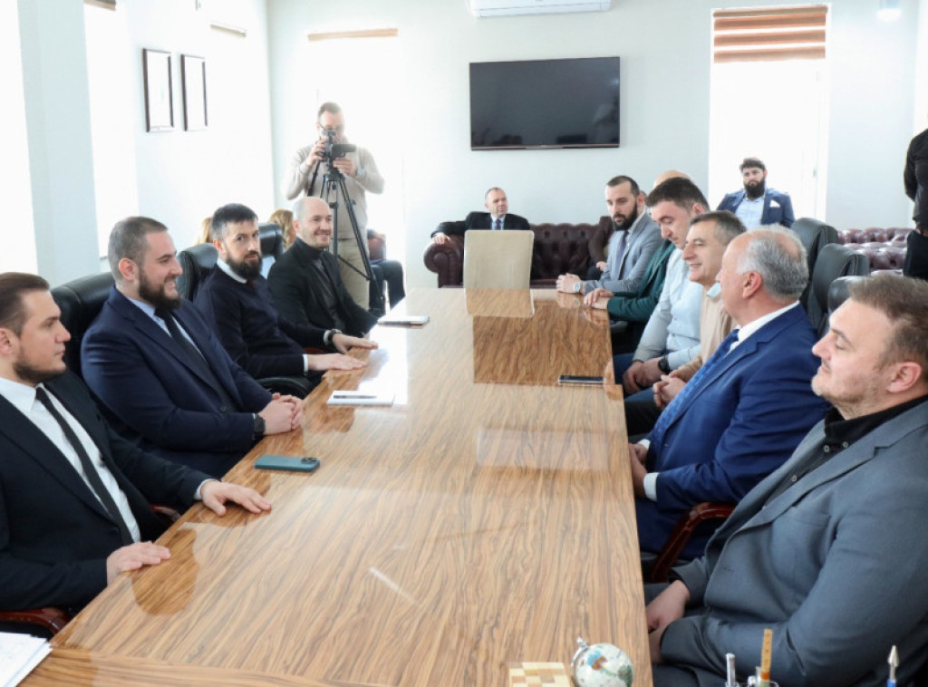 Ministar Zukorlić u Sjenici razgovarao o razvoju te opštine i poklonio knjige biblioteci