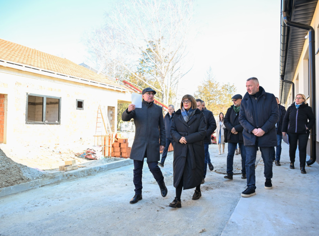 Gojković sa Radanovićem obišla Dom za duševno obolele i Osnovnu školu u Čurugu