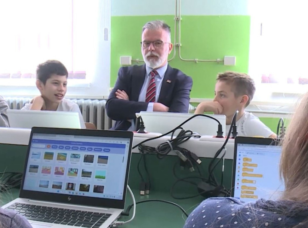 Ristić uručio prenosive računare i knjige učenicima OŠ "Sveti Sava" u Toponici