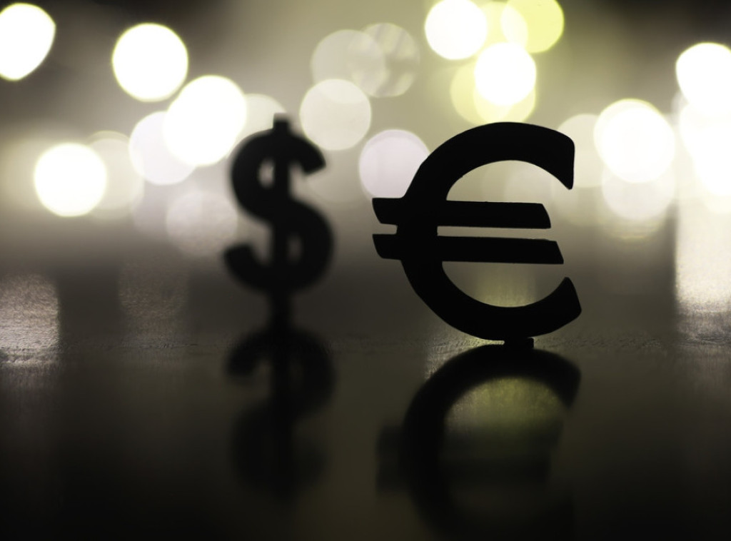 Srednji kurs dinara za evro danas 117,1743, za dolar 100,3548
