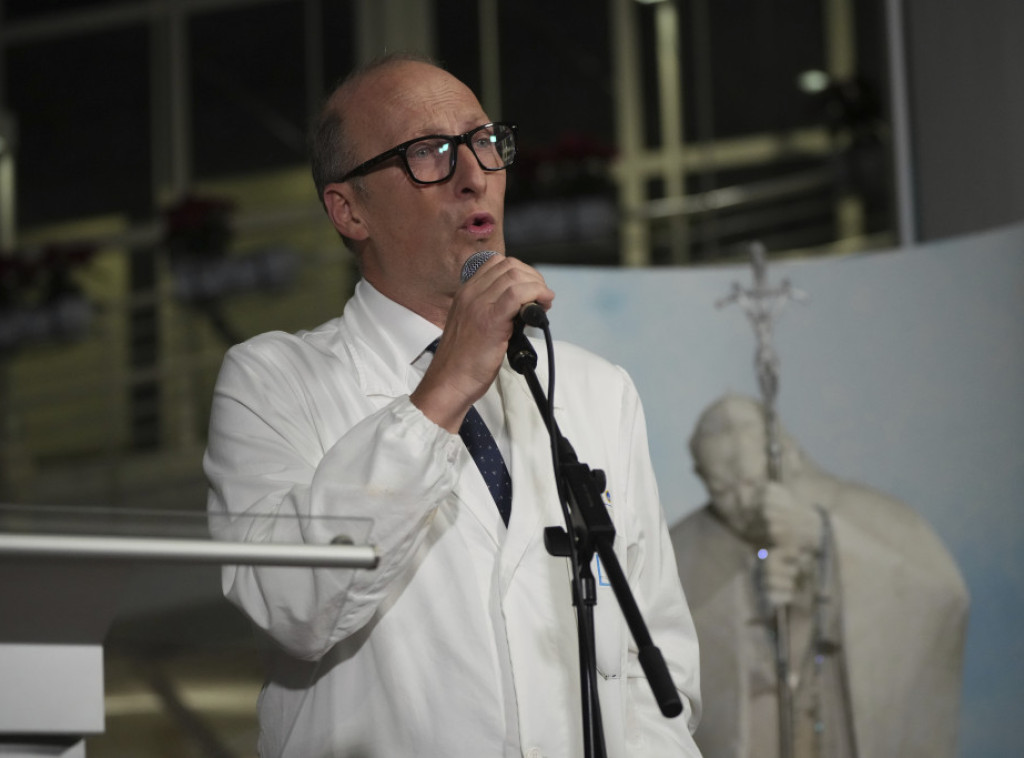 Lekar: Papa Franja nije životno ugrožen, dobro je raspoložen