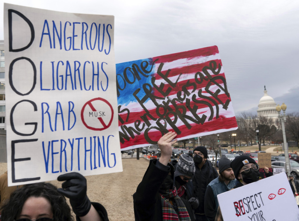 DOGE: Škole u SAD potrošile 200 milijardi iz kovid fondova na hotele i stadione