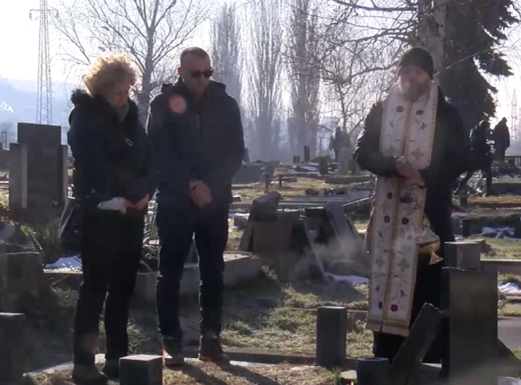 Srbi na Zadušnice obišli groblje u južnoj Kosovskoj Mitrovici, spomenici porušeni, groblje u korovu