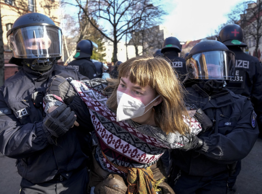 Više od 1.000 levičara blokiralo marš desničara u Berlinu, policija koristila suzavac