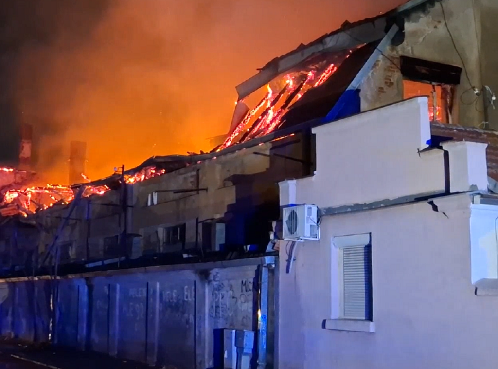 Lokalizovan požar na krovnoj konstrukciji magacina štamparije u Nišu