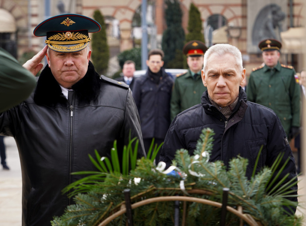Ruski nacionalni praznik obeležen u Beogradu polaganjem venaca na Novom groblju