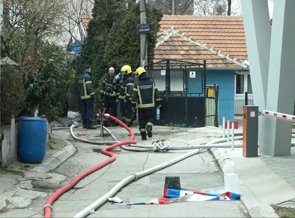 U požaru u Nišu dve osobe povređene, gašenje u toku