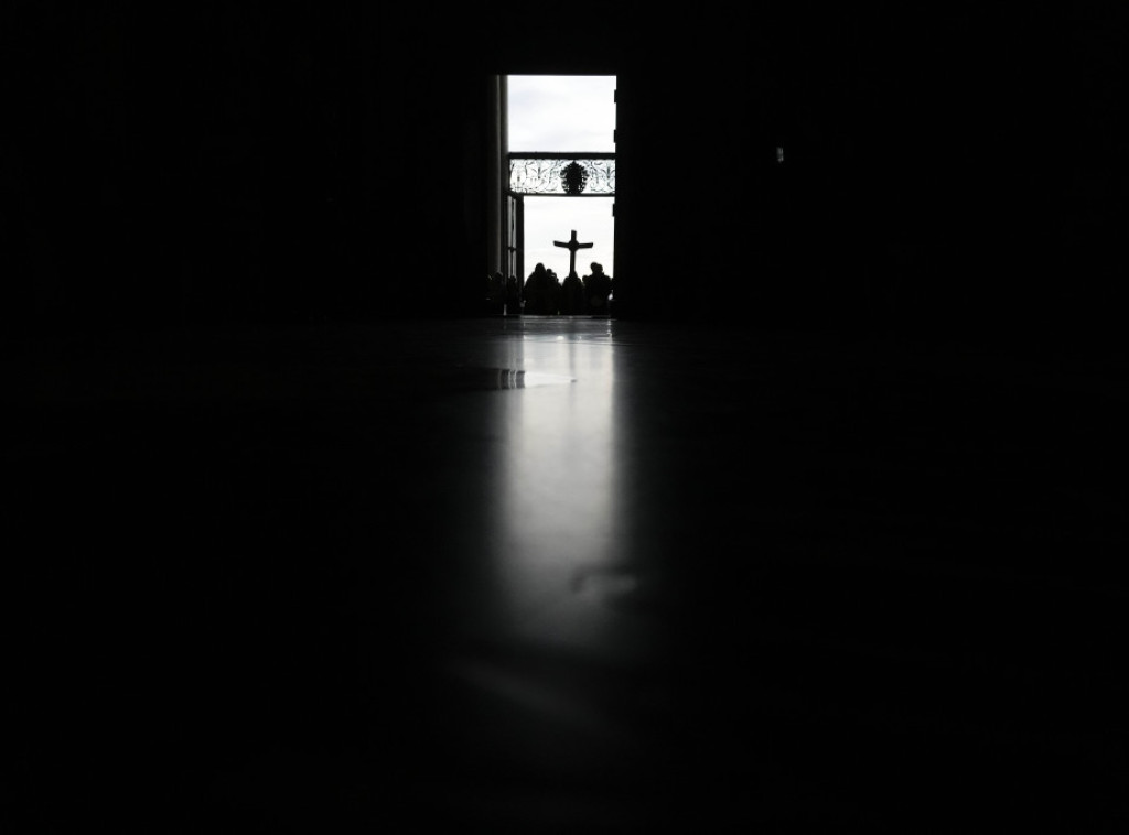 AP: Vatikan ima pravila u slučaju smrti pape, ali ne i njegove duže sprečenosti za rad