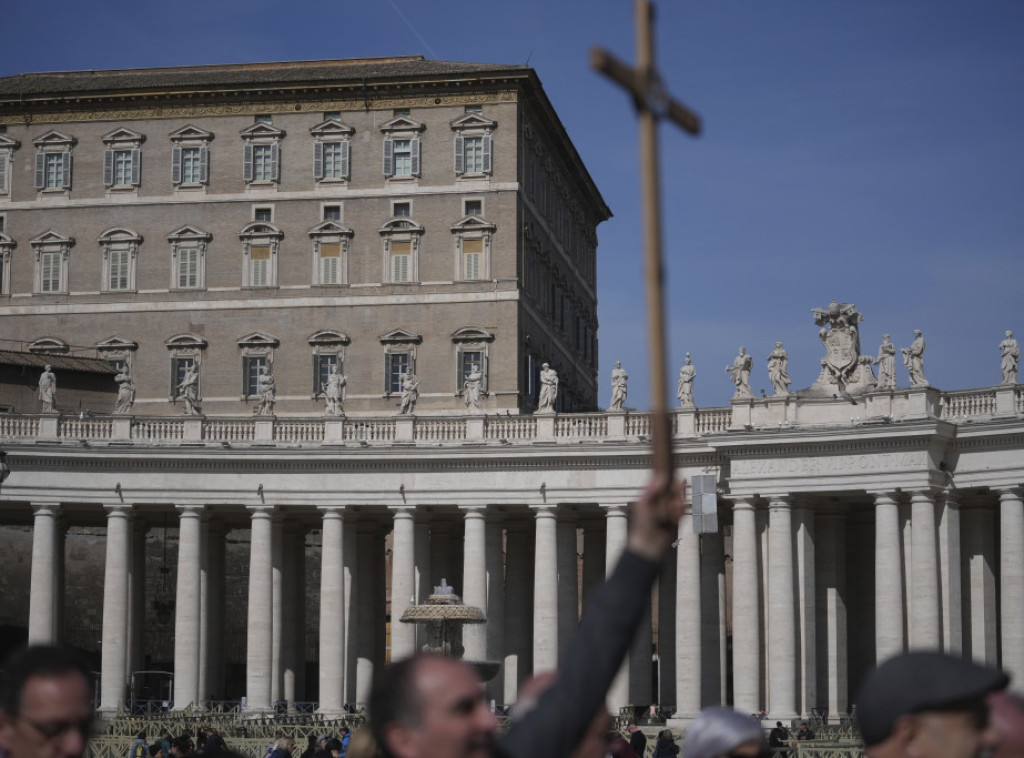 Vatikan: Papa Franja i dalje u kritičnom stanju, ali je svestan i dobro orijentisan