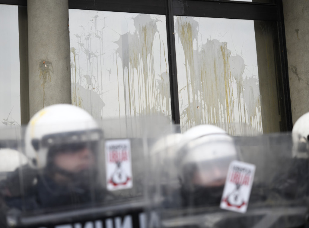 Zaječar: Opozicija i njihove pristalice pokušali nasilno da uđu u zgradu gradske uprave