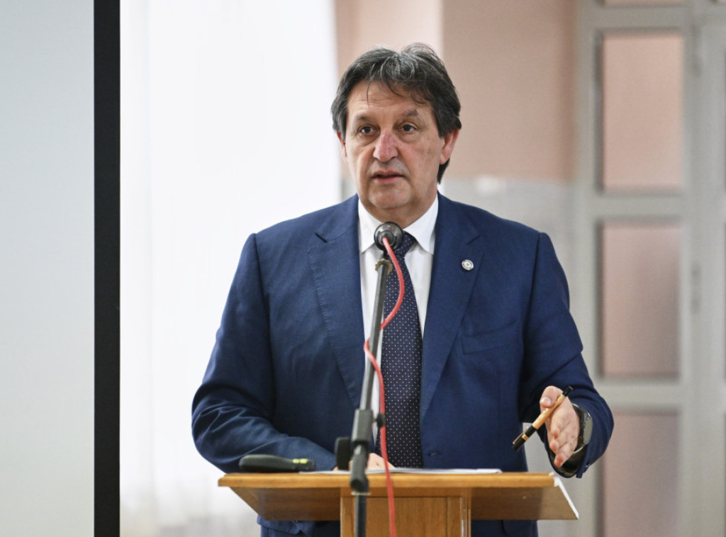 Ministar Gašić poručio Helezu: Srbi su ostali Srbi, jer nikome nisu ljubili ruke