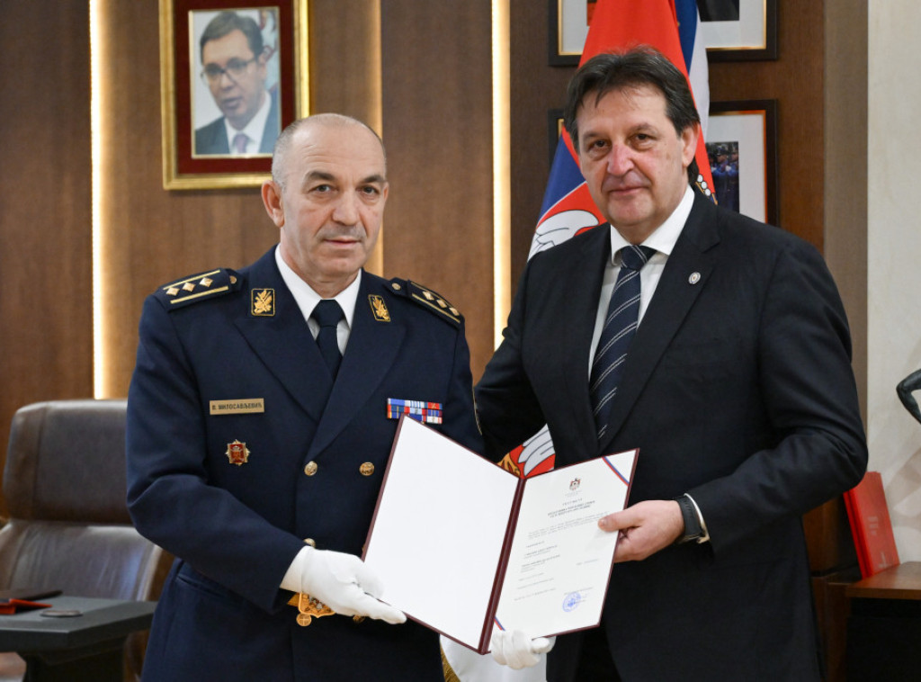 Ministar Gašić uručio ukaze o unapređenjima i novim dužnostima oficirima Vojske Srbije
