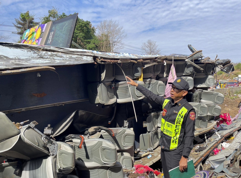 U saobraćajnoj nesreći na Tajlandu poginulo 18 osoba