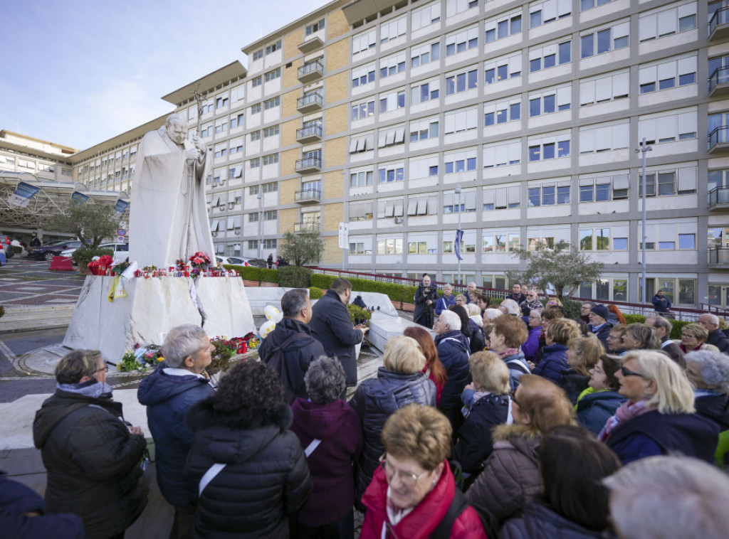 Vatikan: Papa i danas kritično, proveo mirnu noć