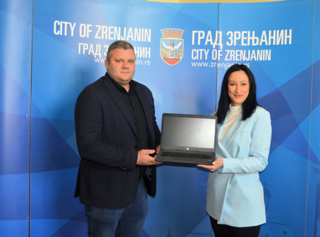 Žarić Kovačević uručila 40 laptop računara opštinama Nova Crnja i Sečanj