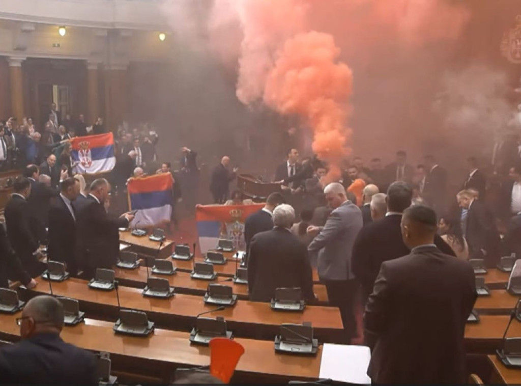 Svetski mediji: Haos u srpskom parlamentu, poslanici opozicije bacali dimne bombe