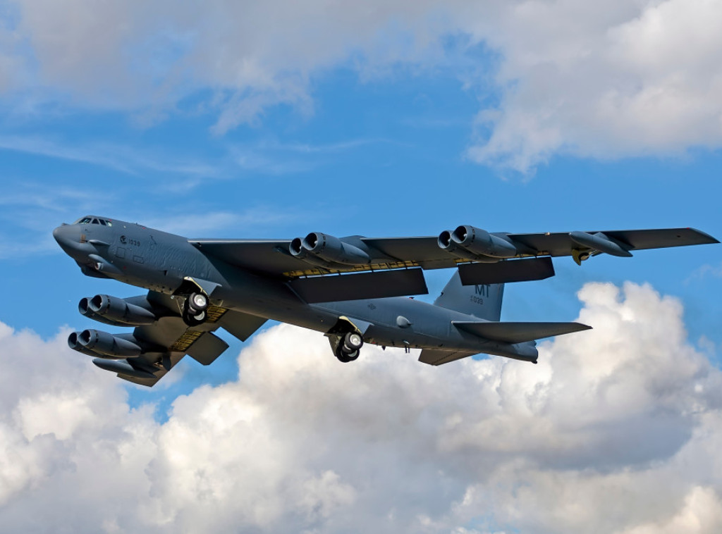 Južna Dakota: Bombarder jedva izbegao sudar sa dva komercijalna aviona