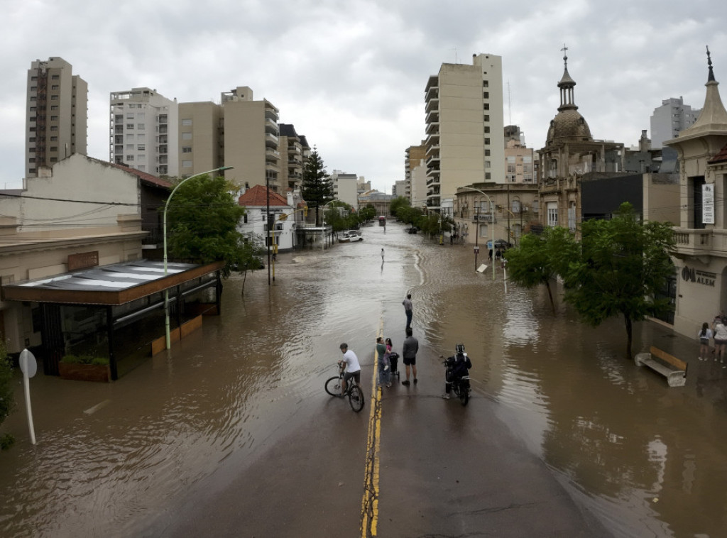 Broj poginulih u oluji i poplavama u gradu Baija Blanka u Argentini povećao se na 10