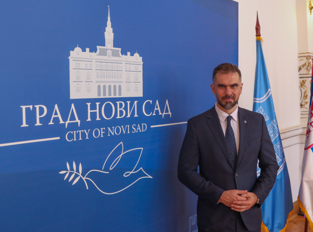 Mićin Novosađankama čestitao 8. mart