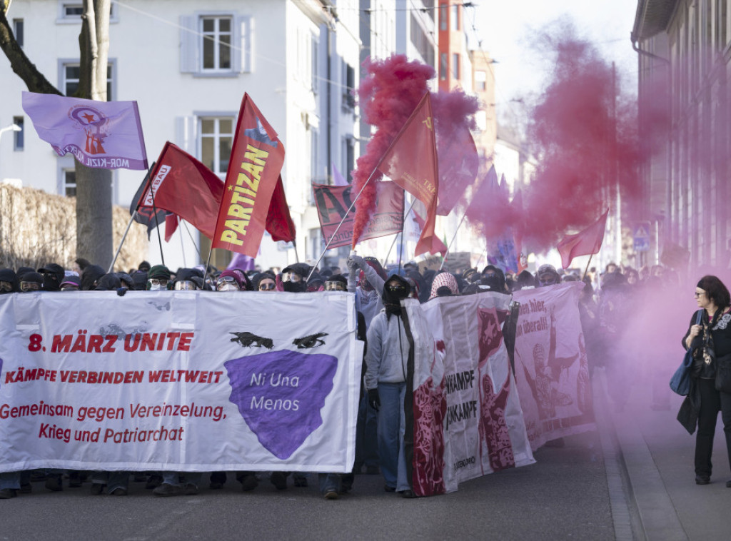 Policija upotrebila biber sprej i palice u sukobu sa demonstrantima u Cirihu