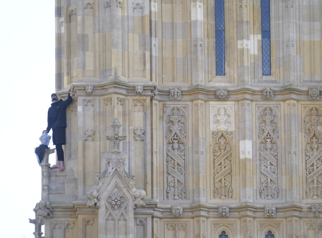 Muškarac koji se sa palestinskom zastavom popeo na Big Ben, izjasnio se da nije kriv